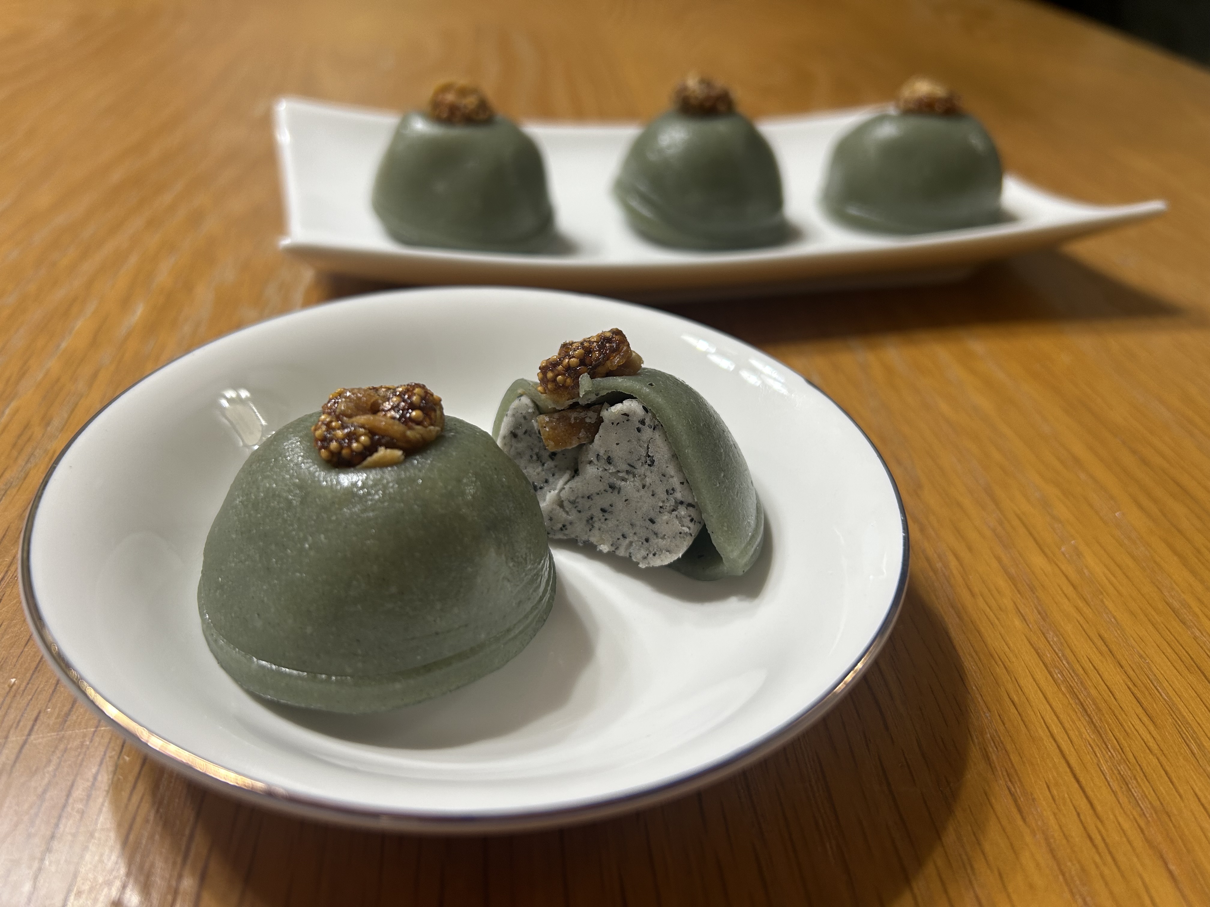 무화과 쑥떡 접시